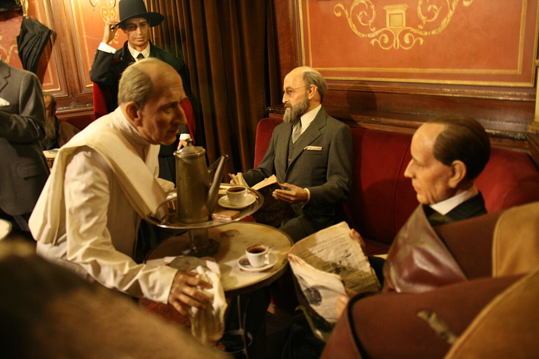 Caffè Gijón, uno dei caffè storici più emblematici di Madrid, punto d'incontro per intellettuali e artisti dai primi del Novecento