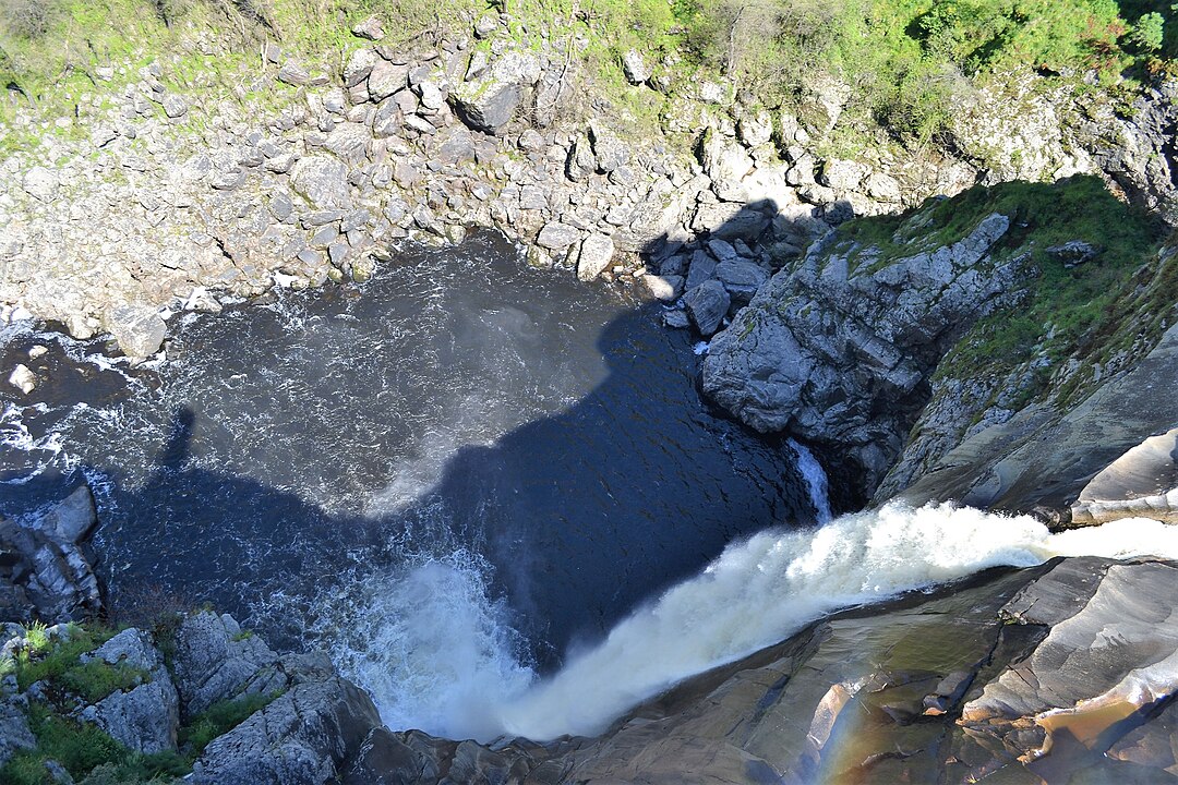 La Cascata Pozo de los Humos, sembra emergere da un salto magico nel canyon del fiume Uces, a sud della provincia di Sal