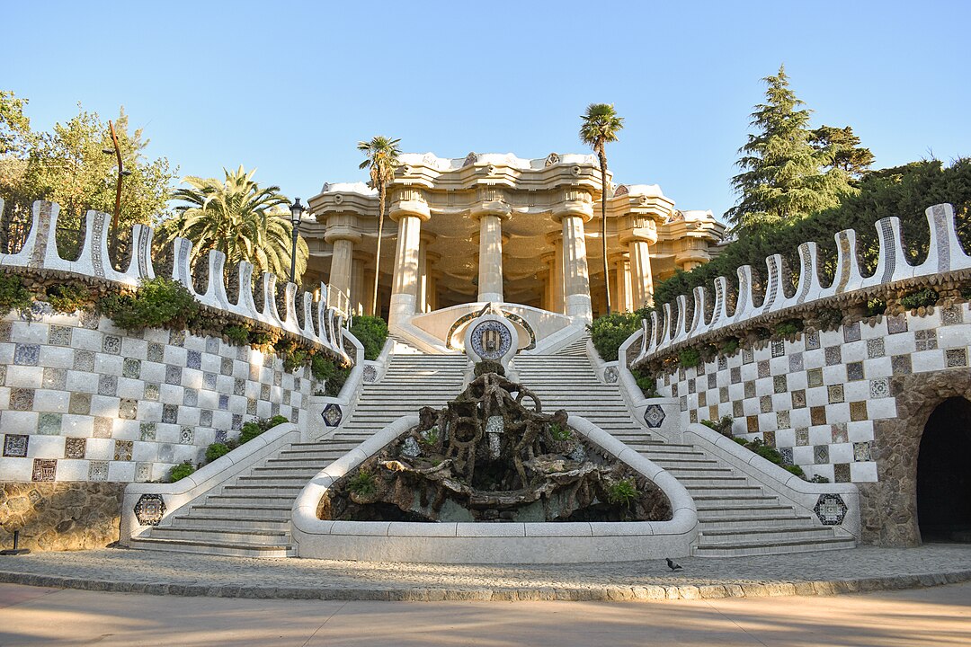Parco Güell, concepito da Antoni Gaudí come città-giardino e oggi parco pubblico