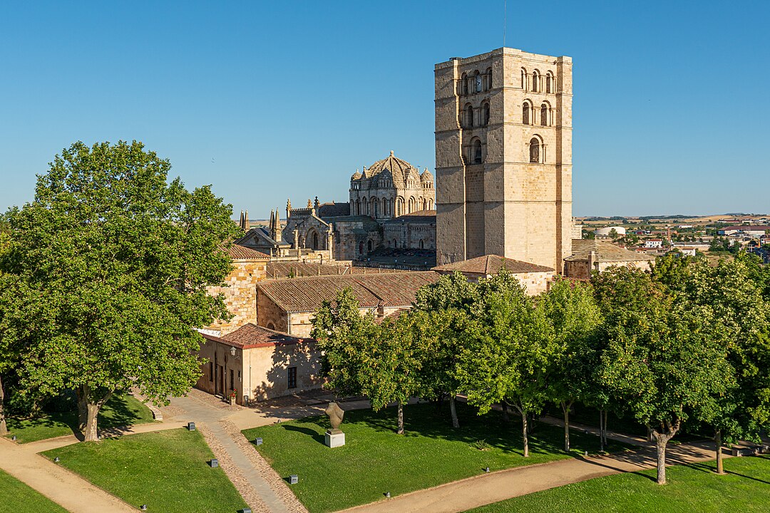 Scopri la Cattedrale di Zamora, il suo profilo inconfondibile corona la collina dove sorge la capitale del Duero