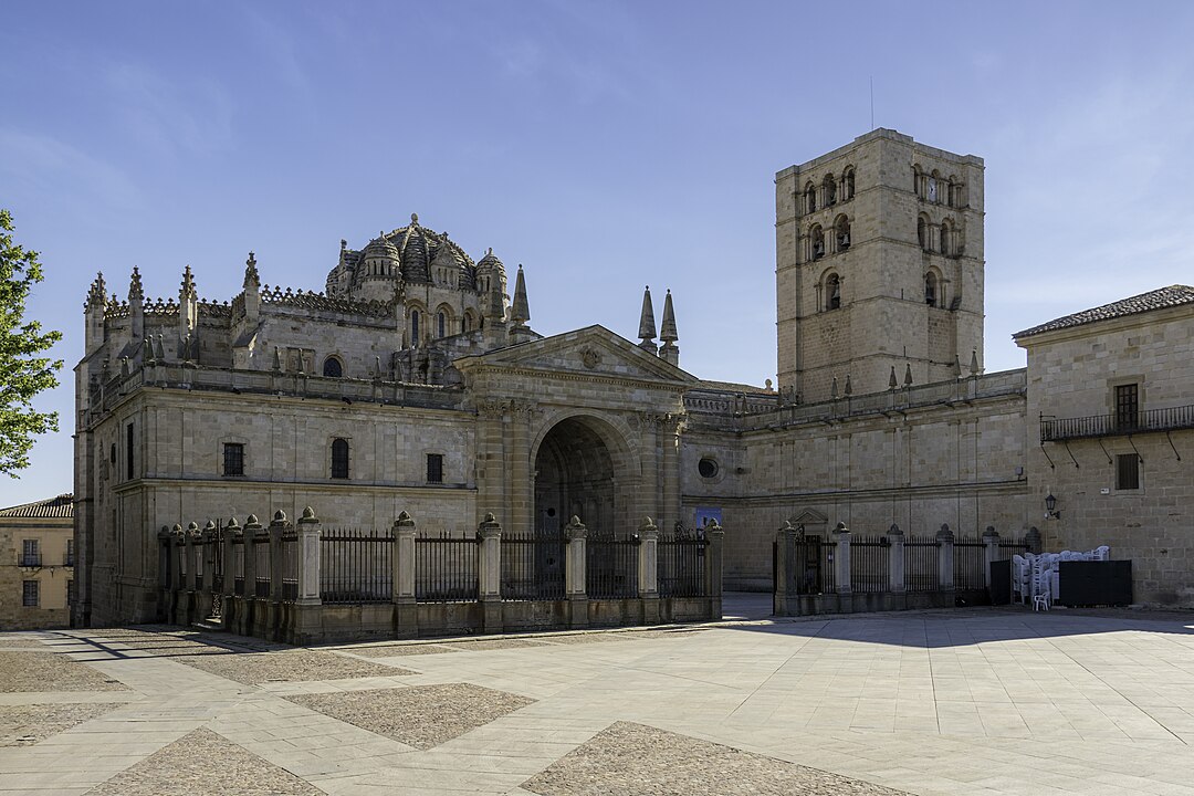 Scopri la Cattedrale di Zamora, il suo profilo inconfondibile corona la collina dove sorge la capitale del Duero