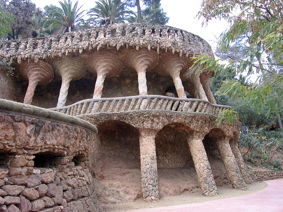 Parco Güell, concepito da Antoni Gaudí come città-giardino e oggi parco pubblico