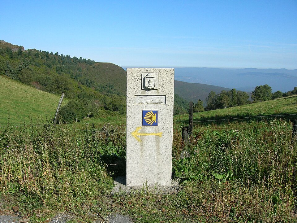 Il Cammino di Santiago, una rete storica di percorsi di pellegrinaggio che attraversano la penisola iberica fino alla cattedrale di Santiago de Compostela, dove la tradizione colloca la tomba dell’apo