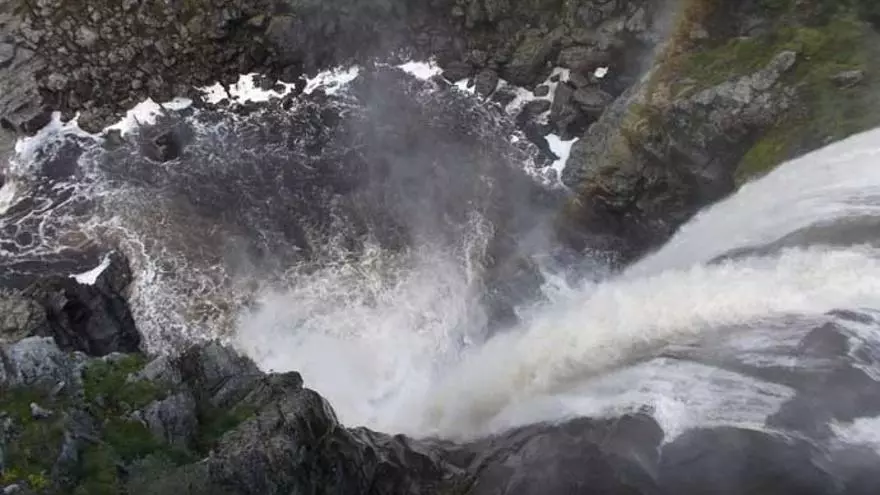 La Cascata Pozo de los Humos, sembra emergere da un salto magico nel canyon del fiume Uces, a sud della provincia di Sal