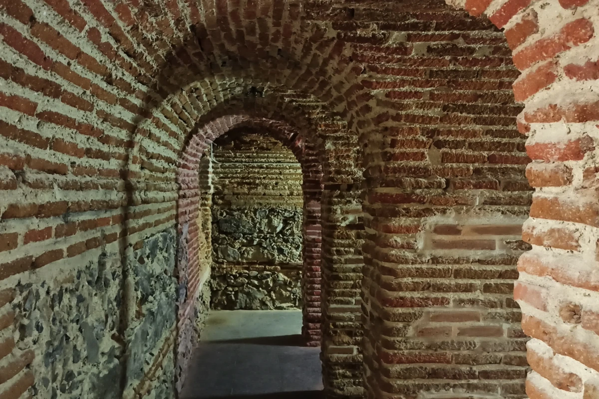 I sotterranei della Cárcel de la Corona a Lavapiés: le celle nascoste sotto il Centro Anziani Antón Martín di Madrid