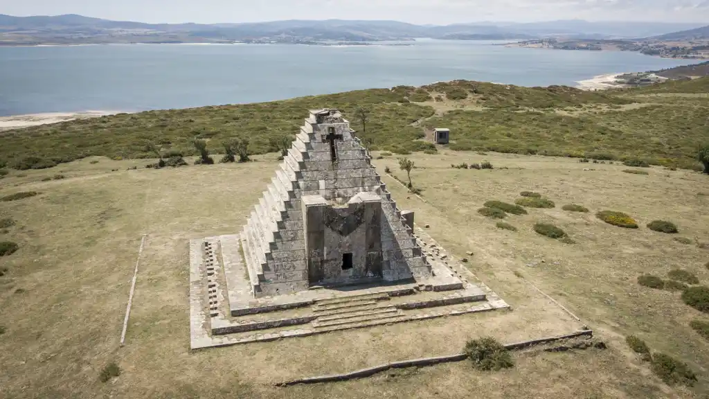 La Piramide degli Italiani, un mausoleo eretto per onorare i soldati italiani caduti nella Guerra Civile spagnola